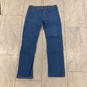 Levis 501 - Säljer ett par levis 501 jeans i storlek w34 l34. Jeansen är knappt använda och är en skön färg inför sommaren/våren.