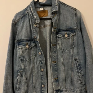 Denim jacka - En denim jacka som jag aldrig har haft på mig i storlek 40