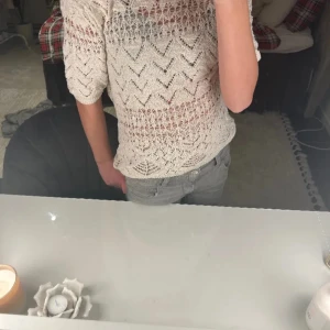 Virkad topp - Säljer min jätte fina virkade blus ifrån zara❤️toppen är som nyskick och är använd fåtal gånger!! Skriv om det behövs fler bilder eller om ni har några frågor💋
