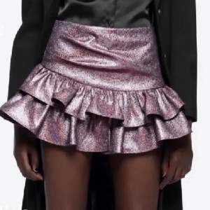 Säljer denna populära zara kjolen. Använd en gång, och därför i nyskick. Stl S. Nypris ca 400kr om jag ej minns fel. 🩷