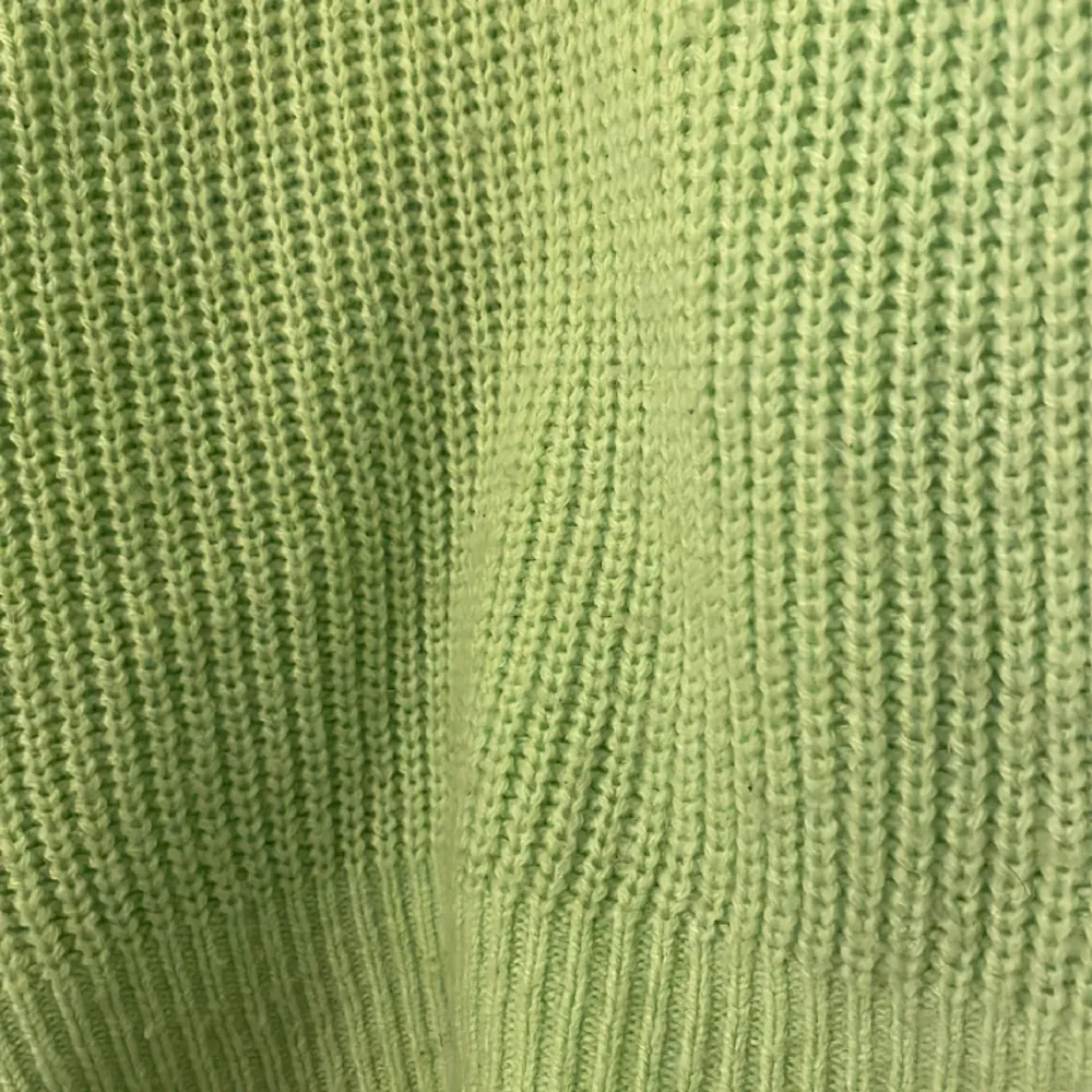 Neongrön stickad croptop i stlk S från H&M I gott skick. Stickat.