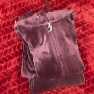 JUICY COUTURE  - INTRESSEKOLL!  Är någon intresserad? Ny köpta Juicy couture. Jag köpte dem för ungefär en månad sen och dem är endast använda en gång. Inga skador alls! Och säljer pga att dem inte används som sagt, Dem är köpta på Johnells! Jag köpte dem för 2500kr!