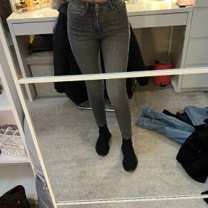 Gråa zara jeans använda 1 gång storlek 32