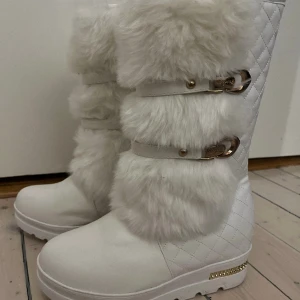 Skor med fluff  - Säljer dessa fina vita skor med fluff och guld detaljer. Aldrig använt dessa då de tyvärr är för små för mig. dom är jättemysiga inuti och är säkert varma! inga defekter eller fläckar! Skriv om ni har frågor!🩷