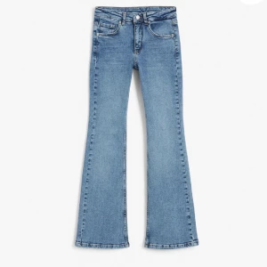 Byxor st 146 - Helt nya jeans i storlek 146. Prislappen finns kvar. Säljs då vi köpte två par och behöll stoleken som va större. Ordinariepris 349, säljs för 250. 