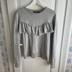 Grå sweatshirt - Grå tröja i bra skick från bikbok