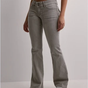 Nelly jeans  - Skitsnygga jeans!! Strl 34. Typ helt oanvända. Lågmidjade med snygga fickor baktill. Nypris 700. Mitt pris 450! 