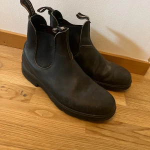 Blundstone herr skor - Lite stora i storleken så de passar EU storlek 42-43. De är väl använda men har aktivt blivit rengjorda och insmorda så de är inte skadade. Mellan 1 500 till 2 000 kr nya 💕 Skriv för fler bilder. Pris kan diskuteras ✉️