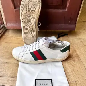 Gucci skor i storlek 43-44 Nyskick Äkta med dustbag Stilrena 