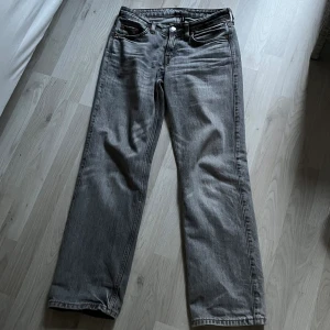Weekday jeans - Jeans i modellen arrow! W26 och L30, är lite slitna vid kanten men det är inget som syns när man har på sig dem!