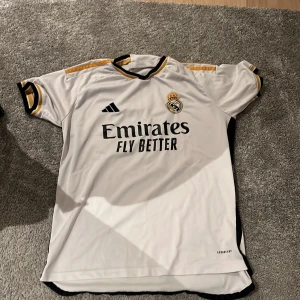 Real Madrid tröja - Real Madrid tröja med vinicius junior på ryggen, trycket är lite slitet därför säljs den billigt