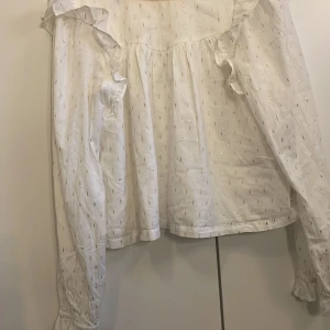 Vit blus med silvriga detaljer ! - Vit blus från Gina tricot tillsalu , aldrig andvänd då den är för stor för mig .. tvättas vid köp 💓⚪️