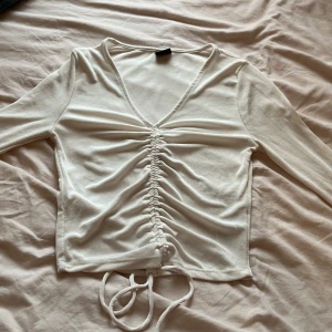 glittrig blus💗 - glittrig blus från ginatricot, säljs inte längre, bra skick, går med allt, skriv vid frågor💕