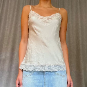 Intimissimi linne - Sött linne från Intimissimi. Färgen har lite mer av en rosa ton än vad kameran fångar upp. Bra men använt skick. Står ej storlek men passar mig som har xs/s