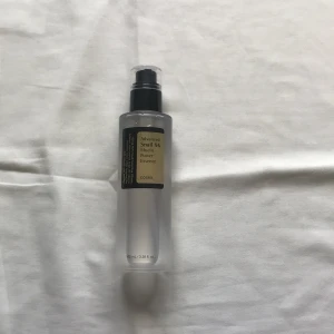 COSRX snail mucin - Ungefär 20ml av produkten har använts, köpt för 195kr originalt! Kolla min bio för mer info! 