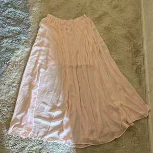 lång rosa kjol💗 - Flowy kjol, perfekt skick typ aldrig använt, storlek M men går till större, säljer för den är för stor för mig, skriv vid frågor💕