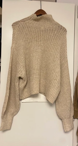 Kort stickad tröja  - Jätte fin från HM