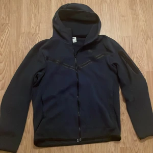 Nike tech  - Säljer min as feta blå nike tech då den är för liten för mig 🔥🔥 Hör av dig!! Skick 8/10