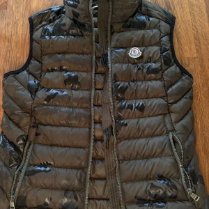 Moncler väst - Väst från Moncler, bra skick.