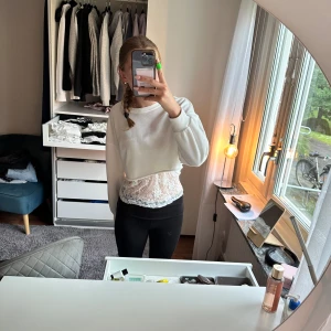 Cropad sweatshirt  - En fin cropad sweatshirt i god skick. Perfekt för att han en spets tröja 💗💗