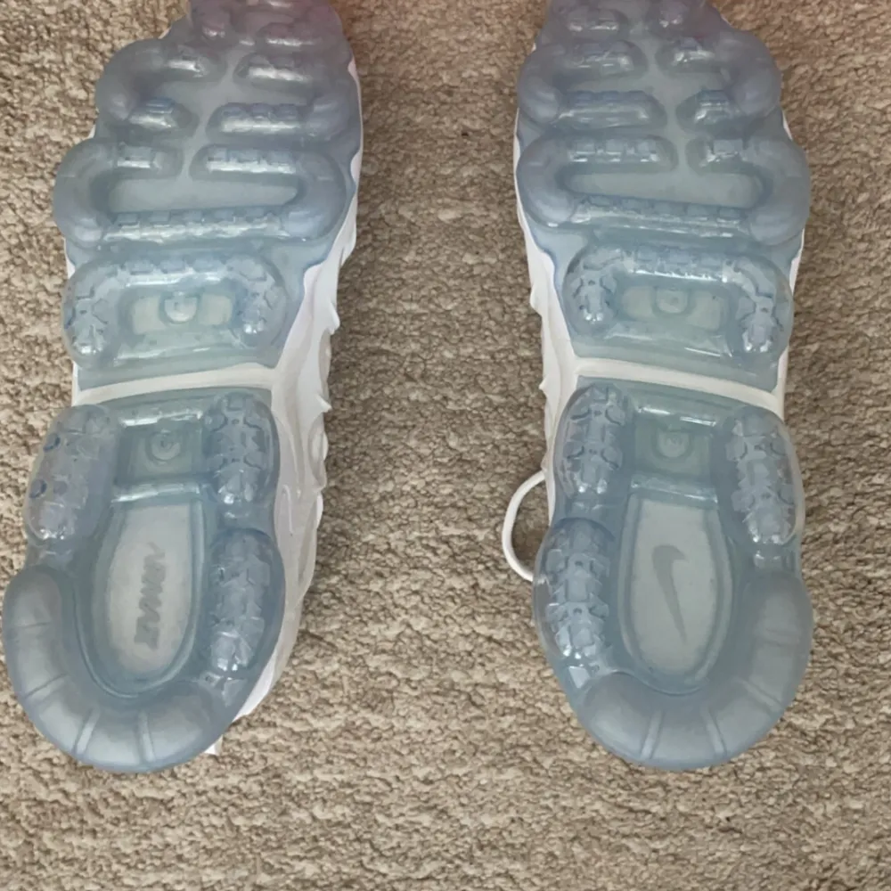 Säljer dessa tvär feta Nike vapormax plus helt nyskick köpta på Zalando för någon vecka sen säljer de pga att jag ångrar mitt köp å dom ej gick å lämna tillbaka tveka inte på att höra av er vid frågor . Skor.