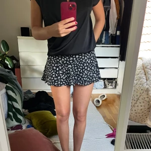 Zara kjol - Svart byxkjol från zara med blom mönster. Dragkedja på sidan. Mycket bra skick!