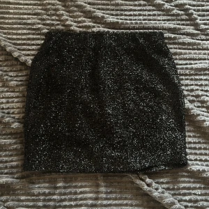 Glittrig kjol - Säljer denna kjol då den aldrig använts💕