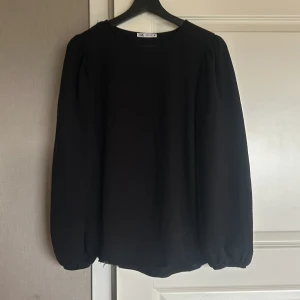 Svart topp - Säljs då den inte används 💕