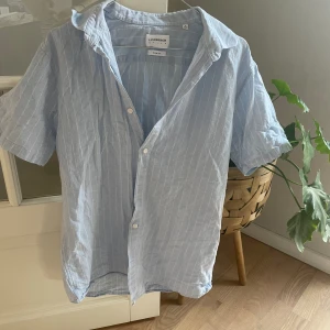 lindbergh skjorte  - rigtig lækker sommerskjorte fra lindbergh i en størrelse medium, brugt 2 gange - købt for 489,- 