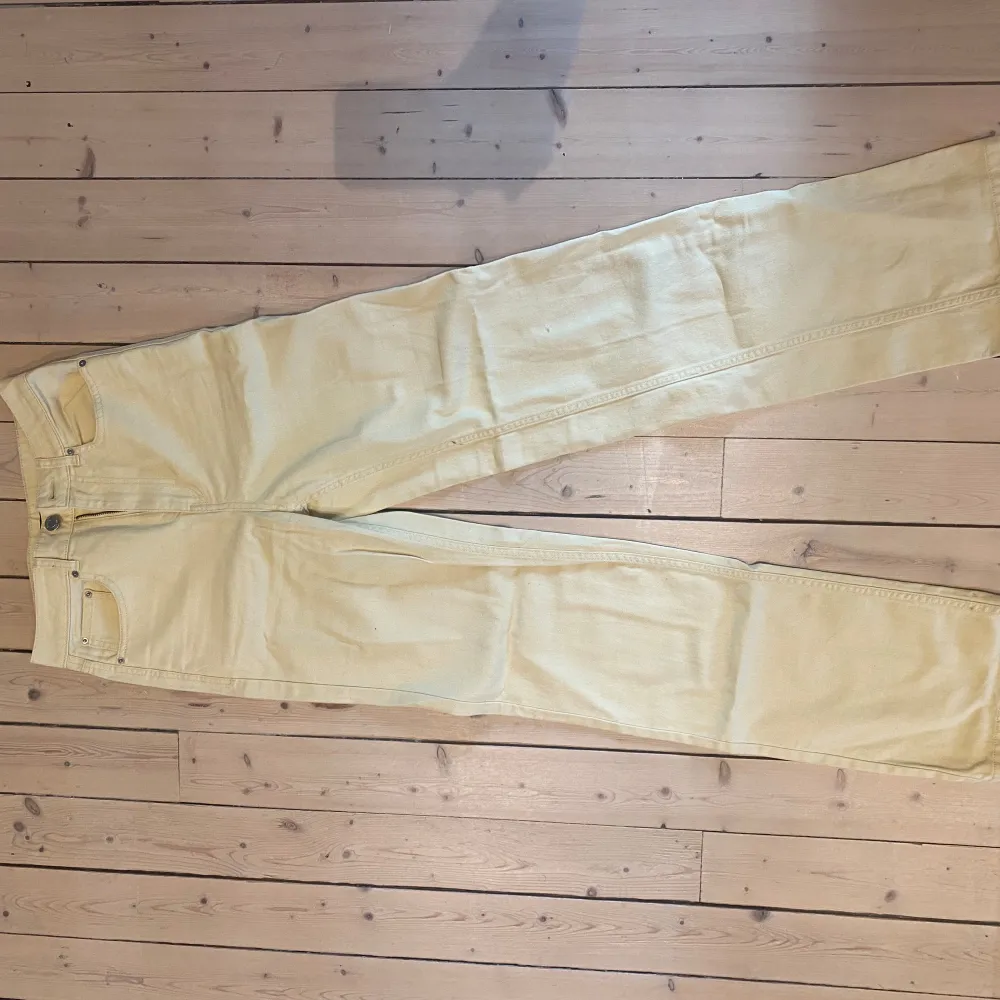 Ett par ljusgula somriga jeans från Bik Bok i storlek 34. Dessa byxor är använda 1 gång o är därför i jättefint skick. Dom är långa i benen o högmidjade och väldigt bekväma.. Jeans & Byxor.