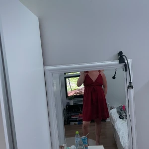 Klänning  - Klänning med rosett, banden går att knyta hur man vill. Skönt material och använd en gång. Lite stor i storleken men bandet runt hjälper