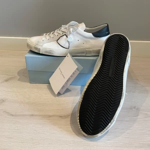 Philippe model - Säljer ett par helt oanvända Philippe models i storlek 41. Säljer på grund av fel storlek. Nypriset ligger på 3800kr! Låda och dustbag medföljer. Skicka DM om du vill ha fler bilder eller se kvittot!!