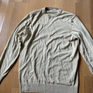 Zara kofta - En jätte fin beige zara stickad tröja. Jätte bra skick. Inte använd mycket alls.
