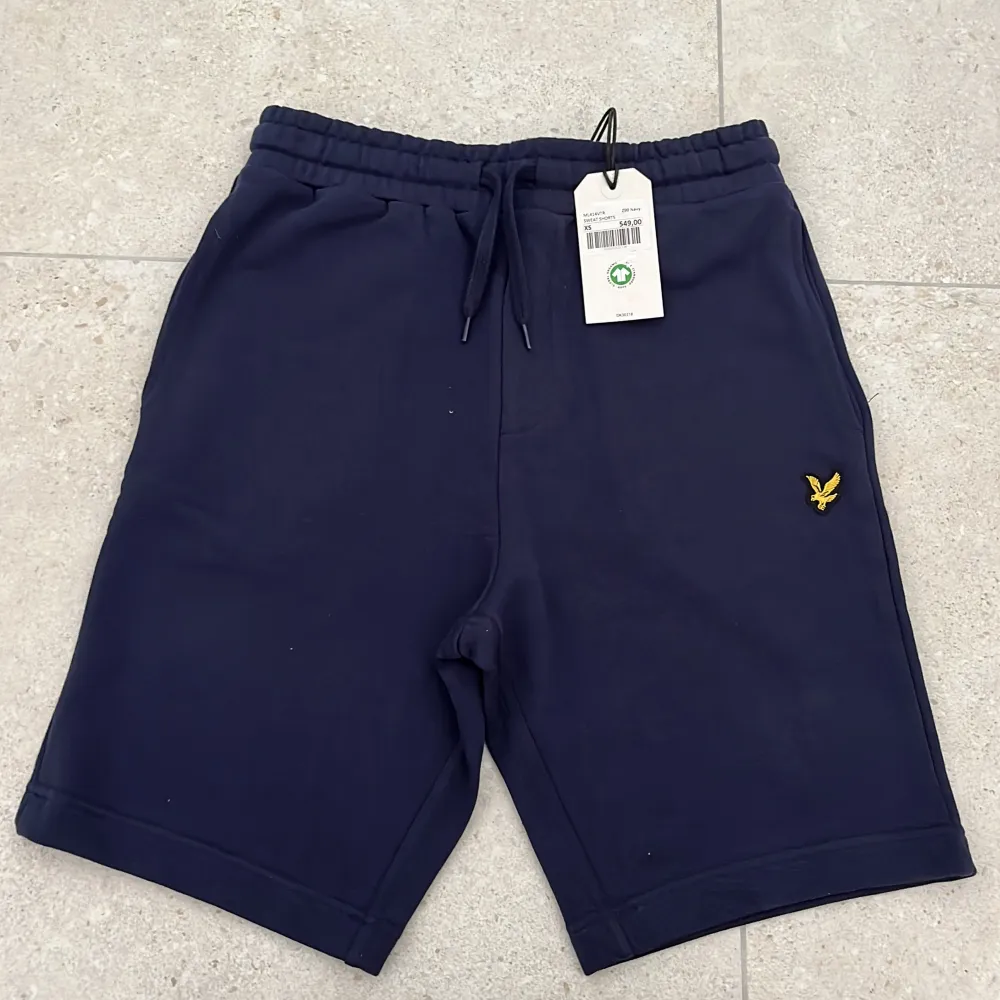 Ett par lyle&scott sweat shorts i färgen navy, fick dom i present men dom va för små, helt nya, testade 1 gång, nypris 549kr.. Shorts.