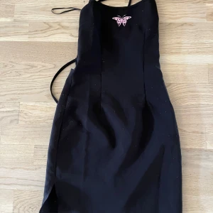 Snygg svart klänning! - Svart klänning, med skit snygg öppen rygg! Bra skick, men lite nopprig. Storlek xs