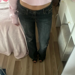 Jeans  - Riktigt fina gråa jeans från Lei.  Mid- lowwaist.  Secondhand köpta av mig men fortfarande fint skick inga fläckar vad jag kan hitta🤍  Jag är 165 