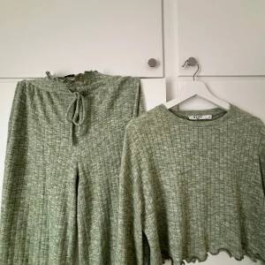 Mjukis - Ett mycket fint och skönt mjukisset från NA-KD i storlek M i både topp och byxor. ✨✨