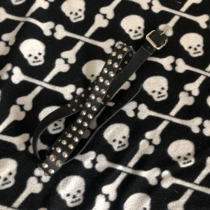 svart läderbälte med nitar - något random hål då jag försökt få storleken att funka, alldeles för stort för mig 🤍