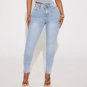 Jeans - Snygga jeans i storlek XS från Fashion Nova! Ny skick! Köparen står för frakten men kan även mötas upp i Uppsala, Knivsta eller Sigtuna. Tveka inte att fråga mig om något🦋