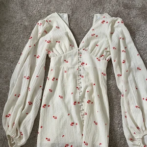 Adoore klänning - Så fin adoore klänning säljes str 32🐚🤍 Det är den kortare modellen🙌🏼 