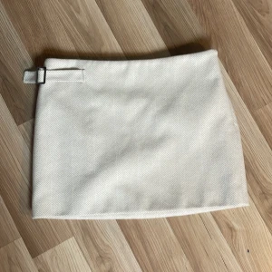 Kjol  - Jättesnygg kjol från NAKD X Josefine Hj Går till mitten av låren på mig som är 165cm🤍 finns ej på hemsidan längre 