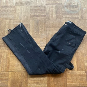 Flared jeans  - Tjena! Säljer ett par trendiga flared jeans som likna gallery dept jeans men med ett väldigt bra pris. De passa de som är mellan 170!😀