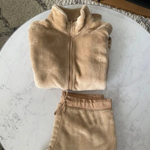 Mjukisset - 2-delat mjukisset från Lindex, nyskick!   Tröjan är S och shortsen M, men skulle säga att den är något liten i storlek.