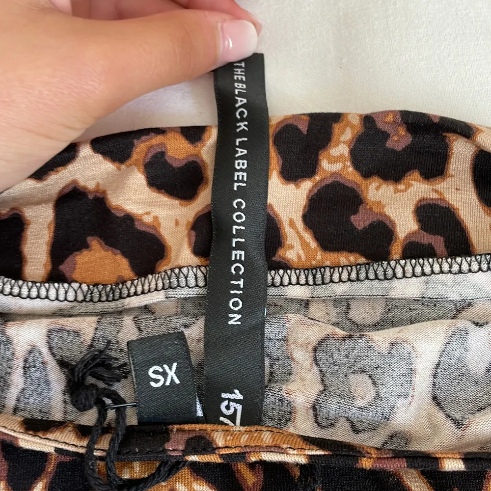 Jag säljer då min jättefina leopard print tröja ifrån lager 157❤️ den är i storlek xs och är jättefin. Aldrig använd och lappen är kvar💗säljer den jag inte använder den💞. T-shirts.