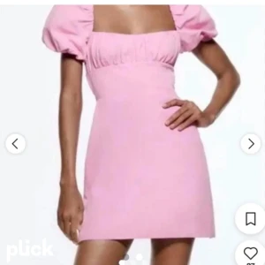 Rosa Zara klänning  - Jättefin klänning från Zara endast använd 2 ggr så väldigt bra skick. Lite skrynklig pga nytvättad💕