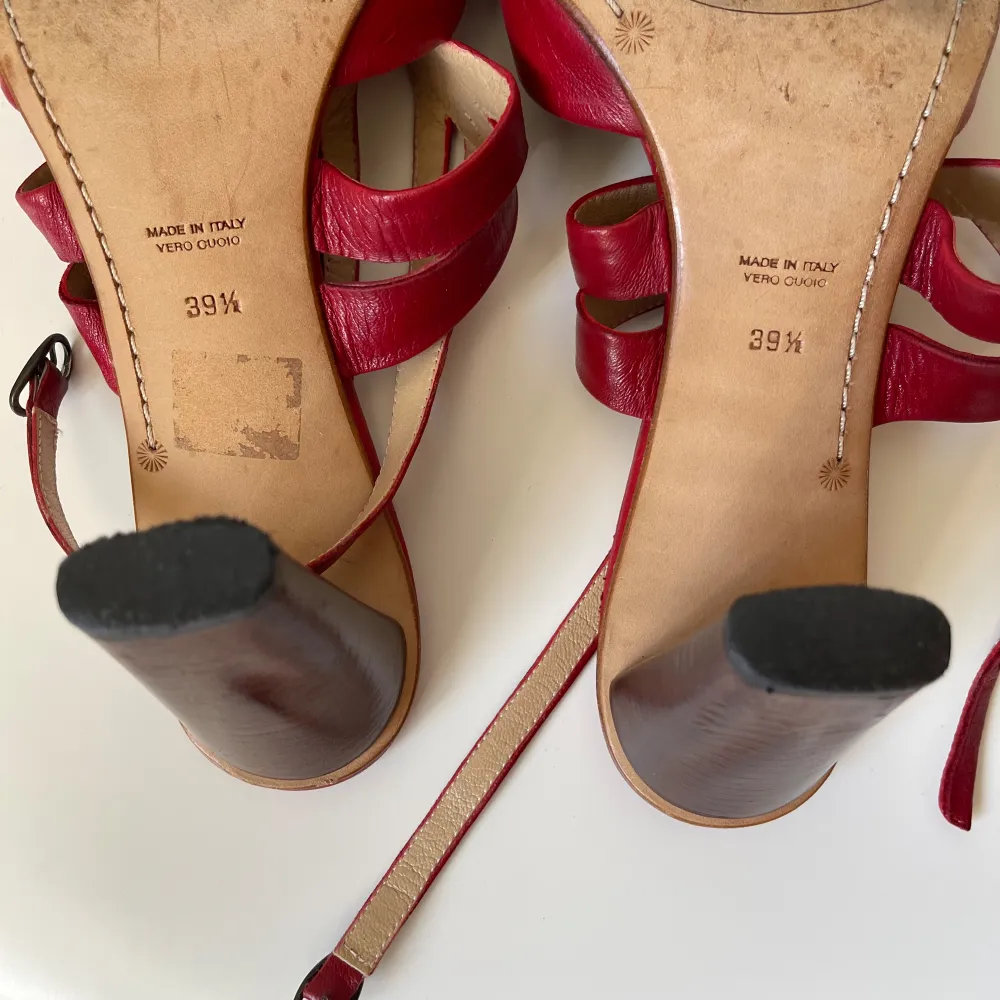 Röda mjuk äkta läder sandaletter ✨ 9 cm klack . Skor.
