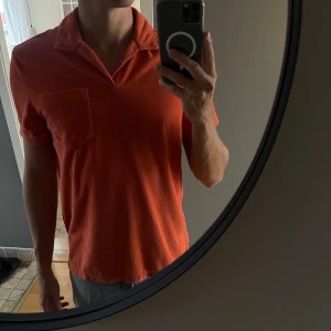 Orange Frotté Pike  - Säljer en orange Frotté Pike från Hm. Perfekt skick bara använd 1-2 gånger. Storlek M. Nypris 300kr