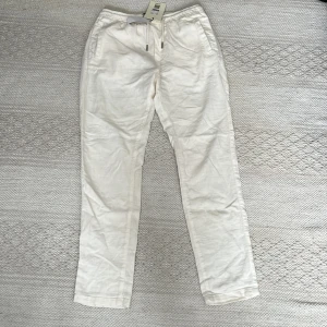 Vit/beige linnebyxor - Oanvända linnebyxor från Solid. Riktigt snygga.