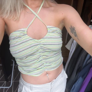 Grön topp - Topp från shein som går att knyta på olika sätt 💕strl M men passar även S!