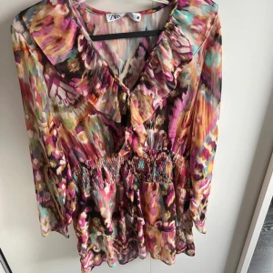 Klänning - Superfin klänning med volanger och massa färger